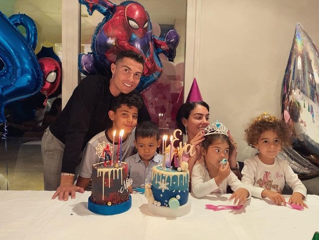 Bất ngờ với ngoại hình của con trai Cristiano Ronaldo trong tiệc sinh nhật 11 tuổi, nhưng đáng chú ý là lời nhắn của bạn gái C7 dành cho cậu bé - Ảnh 3.