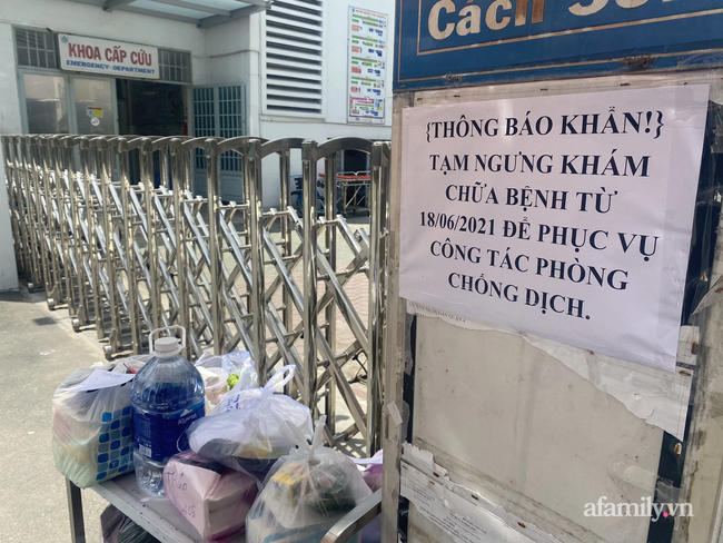 NÓNG: Bệnh viện quận 4 bất ngờ đóng chặt cửa ngưng nhận bệnh, nhiều người bên ngoài mang đồ ăn tiếp tế vào trong - Ảnh 3. NÓNG: Bệnh viện quận 4 bất ngờ đóng chặt cửa ngưng nhận bệnh, nhiều người bên ngoài mang đồ ăn tiếp tế vào trong - Ảnh 3.
