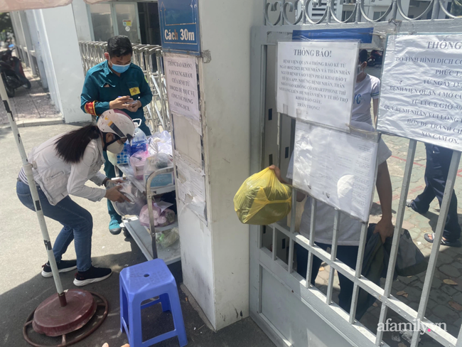 NÓNG: Bệnh viện quận 4 bất ngờ đóng chặt cửa ngưng nhận bệnh, nhiều người bên ngoài mang đồ ăn tiếp tế vào trong - Ảnh 4. NÓNG: Bệnh viện quận 4 bất ngờ đóng chặt cửa ngưng nhận bệnh, nhiều người bên ngoài mang đồ ăn tiếp tế vào trong - Ảnh 4.