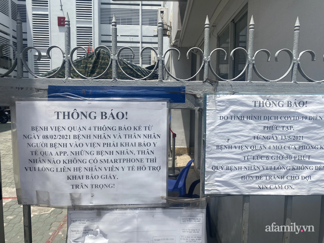NÓNG: Bệnh viện quận 4 bất ngờ đóng chặt cửa ngưng nhận bệnh, nhiều người bên ngoài mang đồ ăn tiếp tế vào trong - Ảnh 2. NÓNG: Bệnh viện quận 4 bất ngờ đóng chặt cửa ngưng nhận bệnh, nhiều người bên ngoài mang đồ ăn tiếp tế vào trong - Ảnh 2.