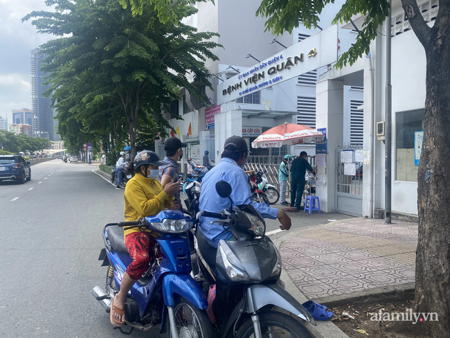NÓNG: Bệnh viện quận 4 bất ngờ đóng chặt cửa ngưng nhận bệnh, nhiều người bên ngoài mang đồ ăn tiếp tế vào trong - Ảnh 7. NÓNG: Bệnh viện quận 4 bất ngờ đóng chặt cửa ngưng nhận bệnh, nhiều người bên ngoài mang đồ ăn tiếp tế vào trong - Ảnh 7.