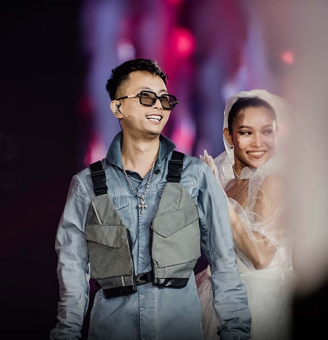 Những khoảnh khắc đầy cảm xúc của Trấn Thành khi hát cùng Rhymastic trên sân khấu Live Concert Rap Việt All-Star - Ảnh 2.