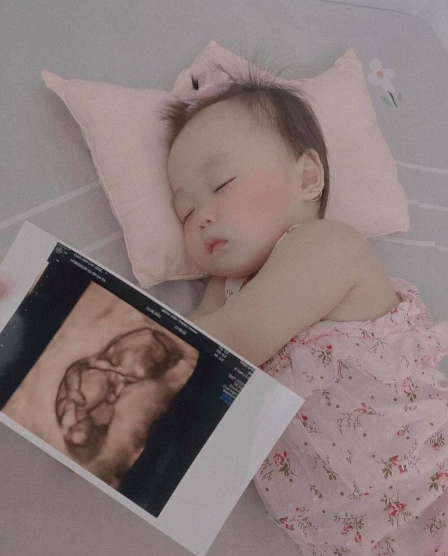 Con mới được hơn 10 tháng tuổi, bạn thân Linh Ka thông báo bầu tập 2 khiến dân tình bất ngờ ngã ngửa