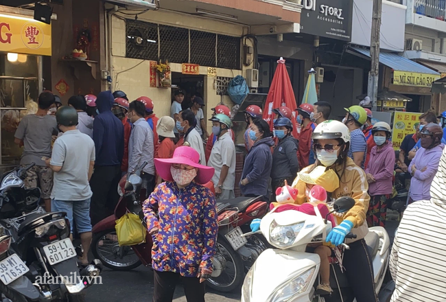 TP.HCM ban hành Chỉ thị khẩn: Đóng chợ tự phát, không tụ tập quá 3 người, ngừng hoạt động vận chuyển hành khách công cộng - Ảnh 1.