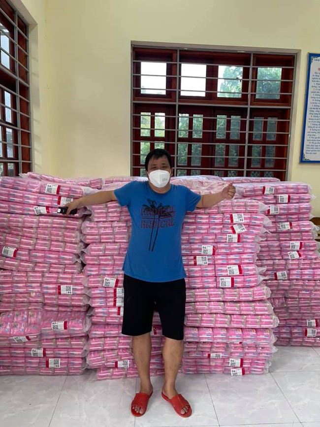 Người đàn ông tiếp tế 10.000 gói băng vệ sinh cho chị em trong khu cách ly ở Bắc Giang: &quot;Dù chỉ có thể giúp chút sức mọn, chúng tôi cũng sẽ cố gắng hết sức&quot; - Ảnh 1.