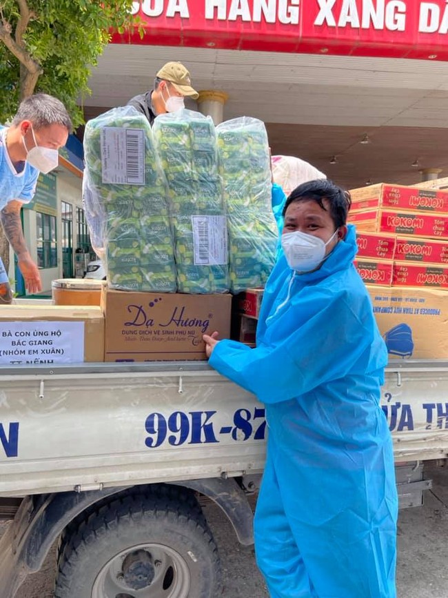 Người đàn ông tiếp tế 10.000 gói băng vệ sinh cho chị em trong khu cách ly ở Bắc Giang: &quot;Dù chỉ có thể giúp chút sức mọn, chúng tôi cũng sẽ cố gắng hết sức&quot; - Ảnh 2.