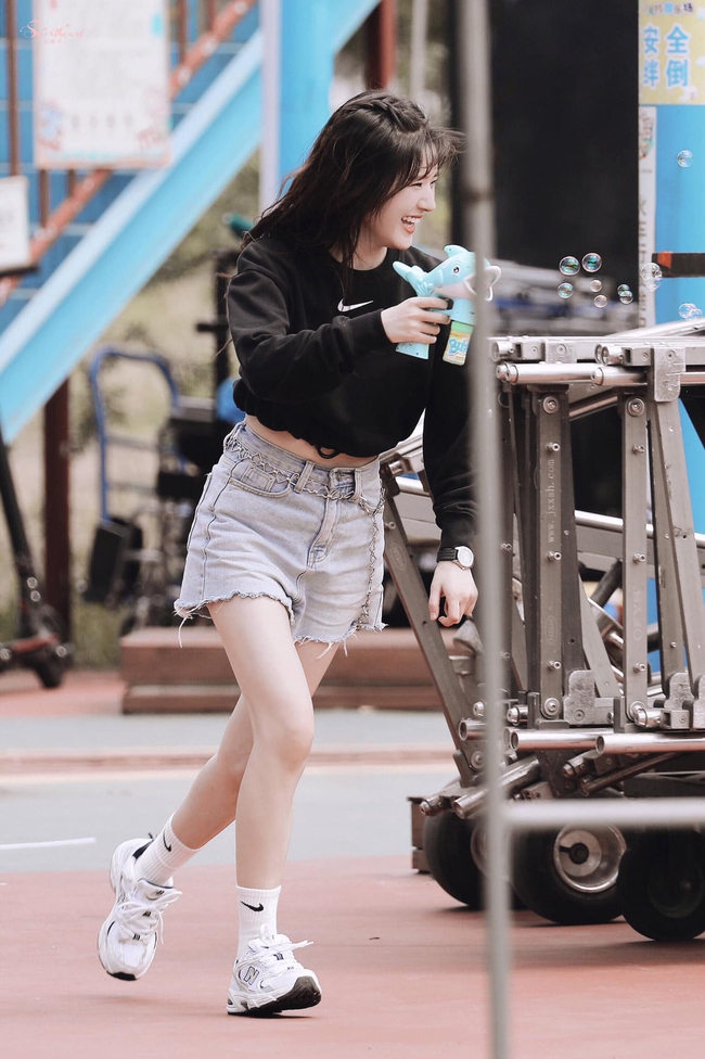 Triệu Lộ Tư mặc crop top khoe eo, vô tình để lộ nhược điểm chân ngắn, lưng ngắn kém xinh - Ảnh 4.