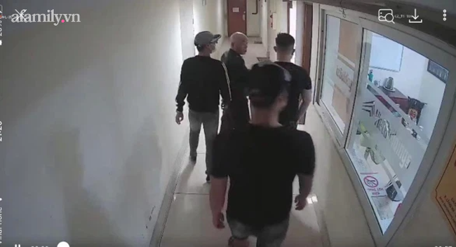 Nhóm người lạ mặt do bảo vệ tòa nhà đưa vào văn phòng Ban quản trị