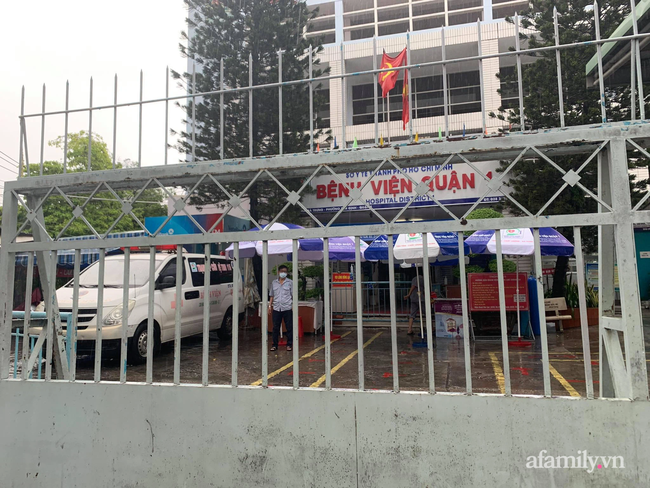 NÓNG: Bệnh viện quận 1 bất ngờ rào chắn trước cổng, tạm ngưng nhận bệnh vì trường hợp dương tính SARS-CoV-2 đến khám - Ảnh 2.