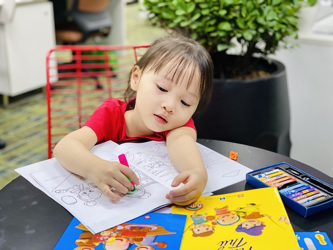 Con Cưng xác lập kỷ lục phát hành 1 triệu tập tô màu, gây quỹ hỗ trợ các bệnh nhi bị tim bẩm sinh có hoàn cảnh khó khăn - Ảnh 3. Con Cưng xác lập kỷ lục phát hành 1 triệu tập tô màu, gây quỹ hỗ trợ các bệnh nhi bị tim bẩm sinh có hoàn cảnh khó khăn - Ảnh 3.