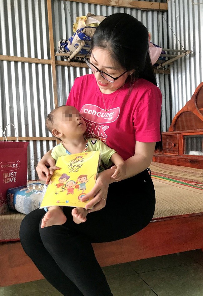 Con Cưng xác lập kỷ lục phát hành 1 triệu tập tô màu, gây quỹ hỗ trợ các bệnh nhi bị tim bẩm sinh có hoàn cảnh khó khăn - Ảnh 4. Con Cưng xác lập kỷ lục phát hành 1 triệu tập tô màu, gây quỹ hỗ trợ các bệnh nhi bị tim bẩm sinh có hoàn cảnh khó khăn - Ảnh 4.