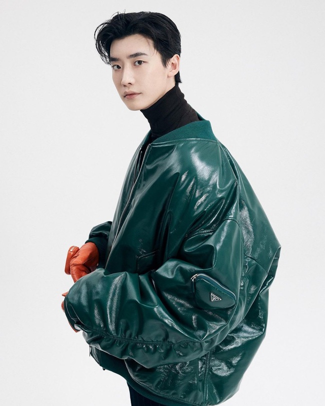 Sau một thời gian gắn liền với mái tóc &quot;bà cô&quot;, Lee Jong Suk đã có màn lột xác cực đỉnh - Ảnh 2.