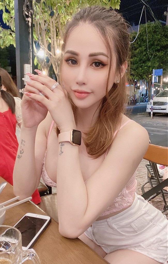 Cậu bé từng mặc váy bị mẹ đánh nhừ tử đánh đổi máu và nước để được làm con gái, tới giờ vẫn cháy bỏng 1 ước mơ giản dị - Ảnh 3. Cậu bé từng mặc váy bị mẹ đánh nhừ tử đánh đổi máu và nước để được làm con gái, tới giờ vẫn cháy bỏng 1 ước mơ giản dị - Ảnh 3.