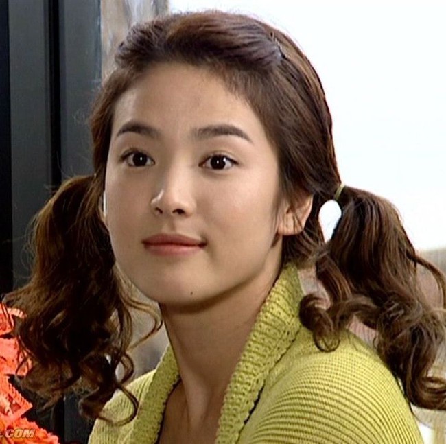 Nhan sắc của Song Hye Kyo trong 25 năm qua: Đỉnh cao nhan sắc tuổi 39 nhưng vẫn đôi lần bị dìm sắc chỉ vì kiểu tóc &quot;éo le&quot; - Ảnh 2.