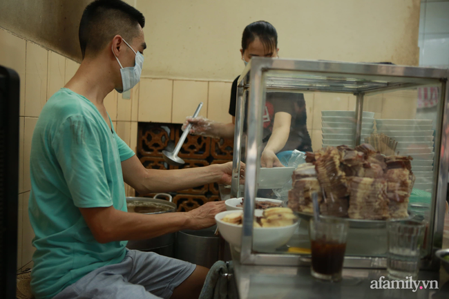 Hà Nội: Hàng quán bún phở mở lại, khách khứa tấp nập trong ngày đầu "ra quân" - Ảnh 2. Hà Nội: Hàng quán bún phở mở lại, khách khứa tấp nập trong ngày đầu "ra quân" - Ảnh 2.