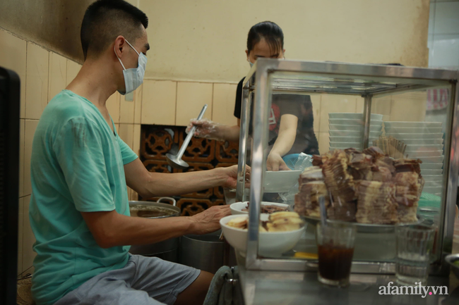 Hà Nội: Hàng quán bún phở mở lại, khách khứa tấp nập trong ngày đầu &quot;ra quân&quot; - Ảnh 2.