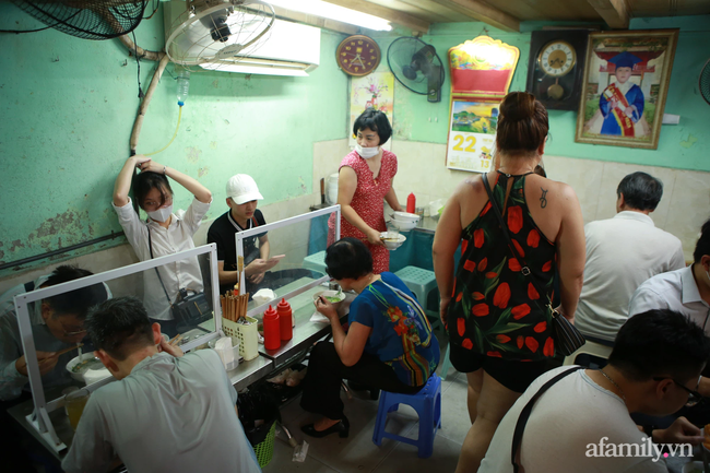 Hà Nội: Hàng quán bún phở mở lại, khách khứa tấp nập trong ngày đầu "ra quân" - Ảnh 3. Hà Nội: Hàng quán bún phở mở lại, khách khứa tấp nập trong ngày đầu "ra quân" - Ảnh 3.
