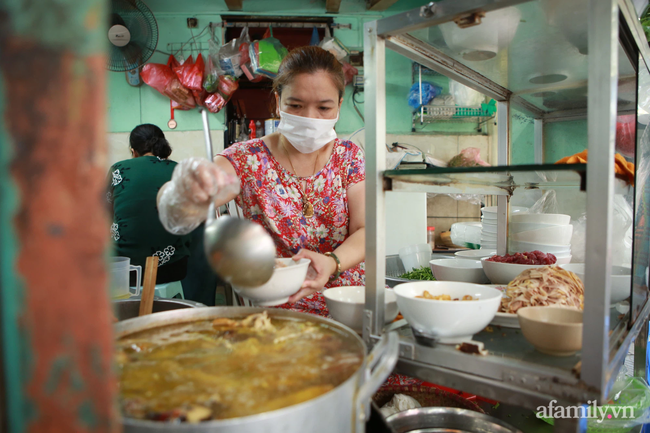 Hà Nội: Hàng quán bún phở mở lại, khách khứa tấp nập trong ngày đầu "ra quân" - Ảnh 4. Hà Nội: Hàng quán bún phở mở lại, khách khứa tấp nập trong ngày đầu "ra quân" - Ảnh 4.