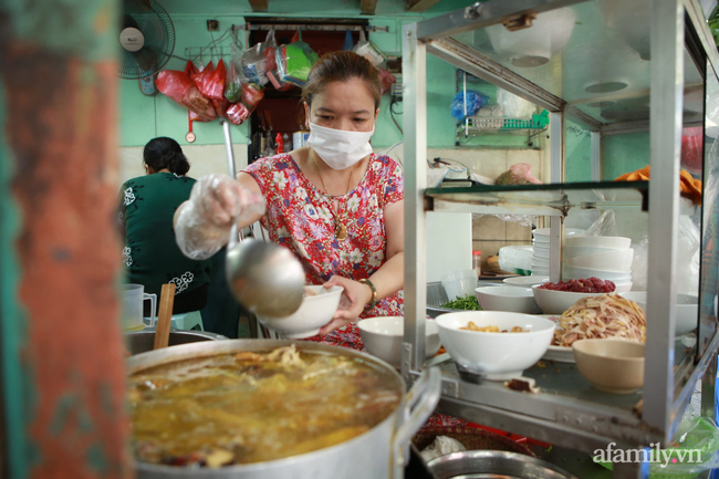 Hà Nội: Hàng quán bún phở mở lại, khách khứa tấp nập trong ngày đầu &quot;ra quân&quot; - Ảnh 4.