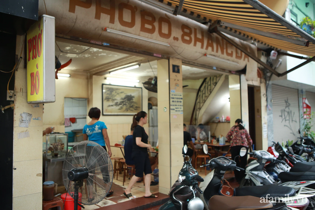 Hà Nội: Hàng quán bún phở mở lại, khách khứa tấp nập trong ngày đầu "ra quân" - Ảnh 5. Hà Nội: Hàng quán bún phở mở lại, khách khứa tấp nập trong ngày đầu "ra quân" - Ảnh 5.