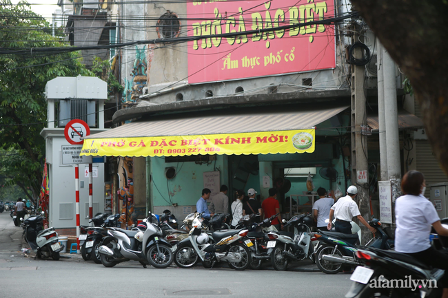 Hà Nội: Hàng quán bún phở mở lại, khách khứa tấp nập trong ngày đầu "ra quân" - Ảnh 6. Hà Nội: Hàng quán bún phở mở lại, khách khứa tấp nập trong ngày đầu "ra quân" - Ảnh 6.