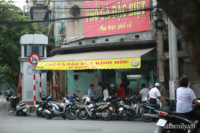 Hà Nội: Hàng quán bún phở mở lại, khách khứa tấp nập trong ngày đầu &quot;ra quân&quot; - Ảnh 6.