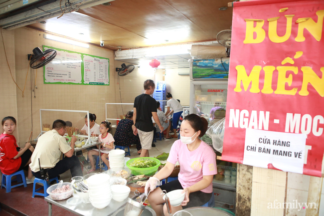 Hà Nội: Hàng quán bún phở mở lại, khách khứa tấp nập trong ngày đầu "ra quân" - Ảnh 7. Hà Nội: Hàng quán bún phở mở lại, khách khứa tấp nập trong ngày đầu "ra quân" - Ảnh 7.