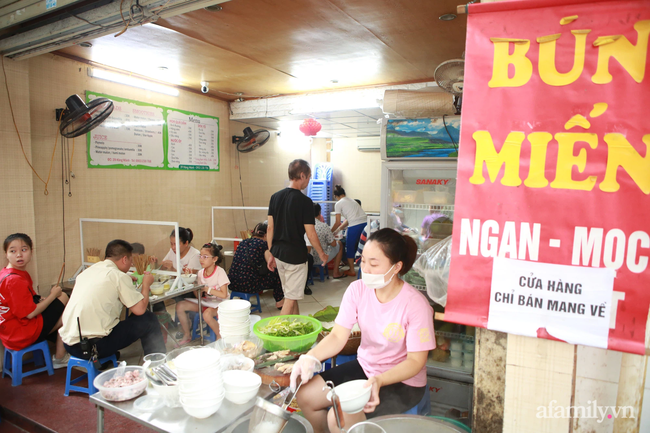 Hà Nội: Hàng quán bún phở mở lại, khách khứa tấp nập trong ngày đầu &quot;ra quân&quot; - Ảnh 7.