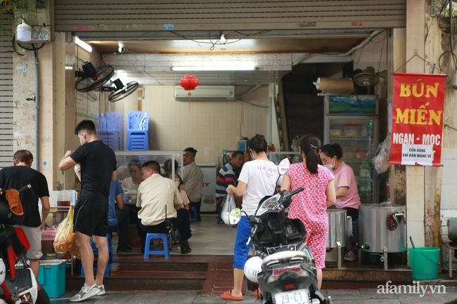 Hà Nội: Hàng quán bún phở mở lại, khách khứa tấp nập trong ngày đầu "ra quân" - Ảnh 8. Hà Nội: Hàng quán bún phở mở lại, khách khứa tấp nập trong ngày đầu "ra quân" - Ảnh 8.