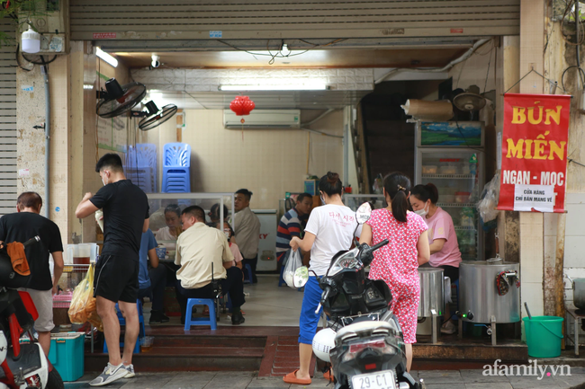 Hà Nội: Hàng quán bún phở mở lại, khách khứa tấp nập trong ngày đầu &quot;ra quân&quot; - Ảnh 8.