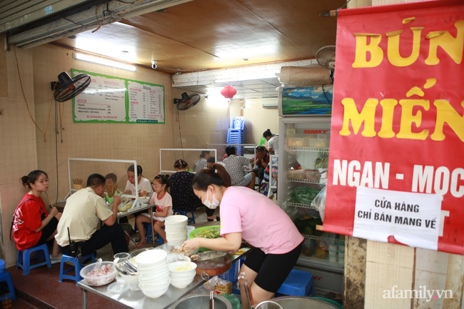 Hà Nội: Hàng quán bún phở mở lại, khách khứa tấp nập trong ngày đầu "ra quân" - Ảnh 9. Hà Nội: Hàng quán bún phở mở lại, khách khứa tấp nập trong ngày đầu "ra quân" - Ảnh 9.