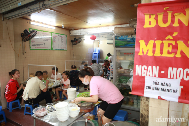 Hà Nội: Hàng quán bún phở mở lại, khách khứa tấp nập trong ngày đầu &quot;ra quân&quot; - Ảnh 9.