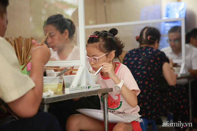 Hà Nội: Hàng quán bún phở mở lại, khách khứa tấp nập trong ngày đầu "ra quân" - Ảnh 10. Hà Nội: Hàng quán bún phở mở lại, khách khứa tấp nập trong ngày đầu "ra quân" - Ảnh 10.
