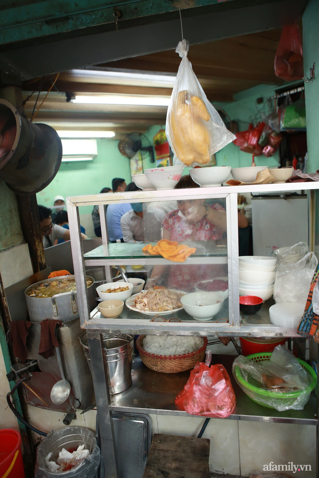 Hà Nội: Hàng quán bún phở mở lại, khách khứa tấp nập trong ngày đầu "ra quân" - Ảnh 11. Hà Nội: Hàng quán bún phở mở lại, khách khứa tấp nập trong ngày đầu "ra quân" - Ảnh 11.