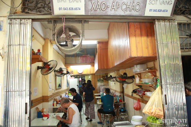 Hà Nội: Hàng quán bún phở mở lại, khách khứa tấp nập trong ngày đầu "ra quân" - Ảnh 12. Hà Nội: Hàng quán bún phở mở lại, khách khứa tấp nập trong ngày đầu "ra quân" - Ảnh 12.