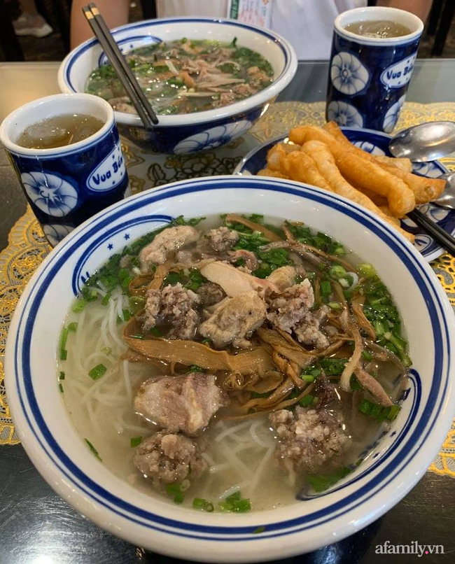 Hà Nội: Hàng quán bún phở mở lại, khách khứa tấp nập trong ngày đầu "ra quân" - Ảnh 13. Hà Nội: Hàng quán bún phở mở lại, khách khứa tấp nập trong ngày đầu "ra quân" - Ảnh 13.