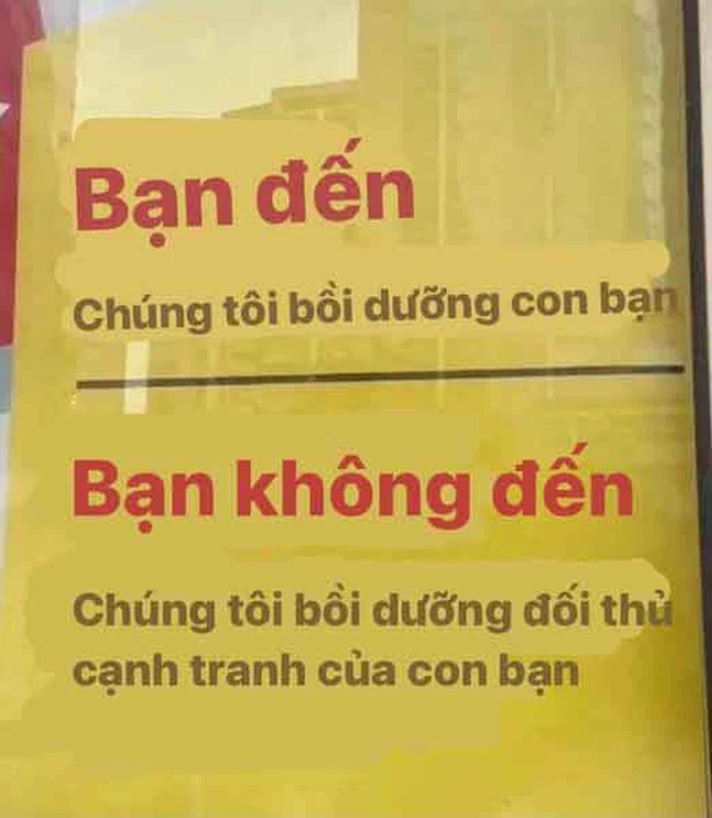 Trung tâm ôn thi treo biển hiệu cực gắt trước cổng, bố mẹ đọc xong hớt hải cho con đi học: &quot;Ông tổ&quot; ngành marketing là đây - Ảnh 1.