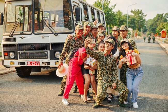 Fan phấn khích trước loạt tình tiết Hậu Hoàng và Mũi trưởng Long không ngừng phát “cẩu lương” nhiệt tình - Ảnh 3.