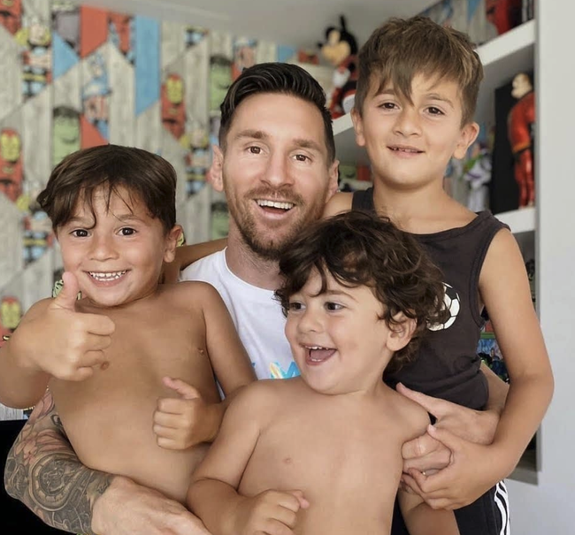 Con trai Messi là fan cứng của Ronaldo, còn con trai Ronaldo lại thần tượng Messi: Bố nhà người ta bao giờ cũng &quot;cool ngầu&quot; hơn bố mình? - Ảnh 5.