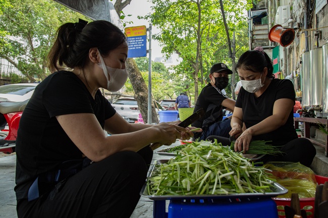 Hà Nội: Hàng quán bún phở mở lại, khách khứa tấp nập trong ngày đầu "ra quân" - Ảnh 14. Hà Nội: Hàng quán bún phở mở lại, khách khứa tấp nập trong ngày đầu "ra quân" - Ảnh 14.
