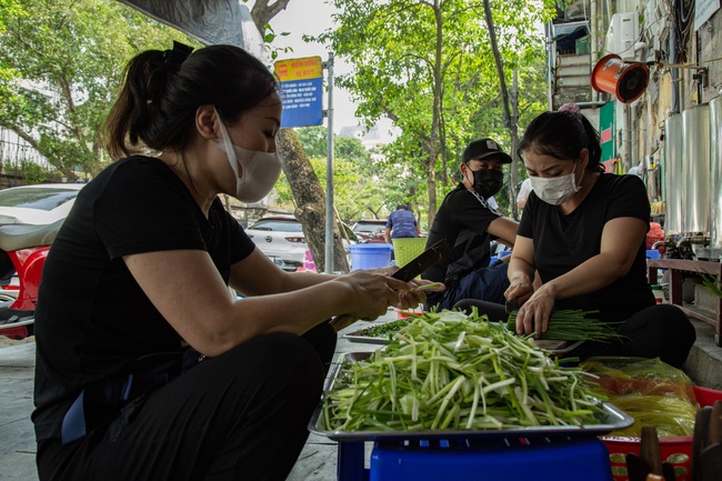 Hà Nội: Hàng quán bún phở mở lại, khách khứa tấp nập trong ngày đầu &quot;ra quân&quot; - Ảnh 14.