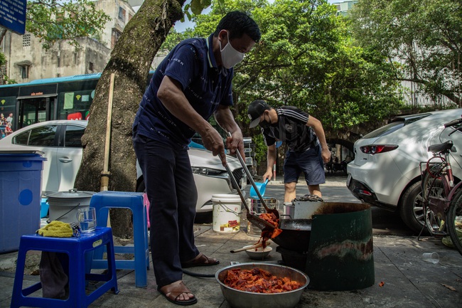 Hà Nội: Hàng quán bún phở mở lại, khách khứa tấp nập trong ngày đầu "ra quân" - Ảnh 16. Hà Nội: Hàng quán bún phở mở lại, khách khứa tấp nập trong ngày đầu "ra quân" - Ảnh 16.