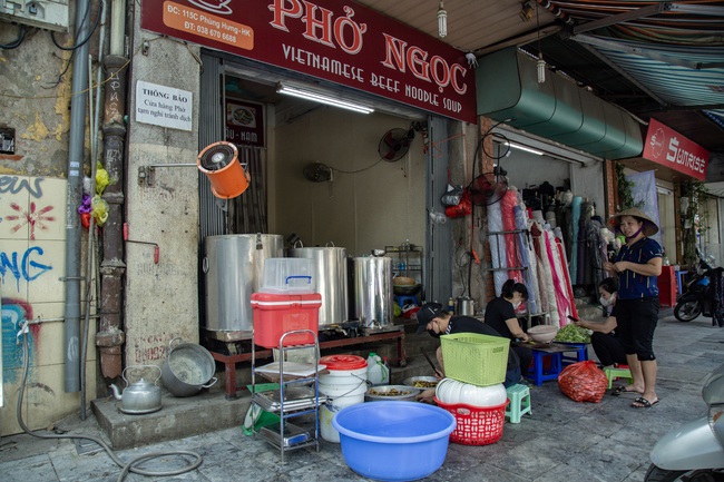 Hà Nội: Hàng quán bún phở mở lại, khách khứa tấp nập trong ngày đầu "ra quân" - Ảnh 17. Hà Nội: Hàng quán bún phở mở lại, khách khứa tấp nập trong ngày đầu "ra quân" - Ảnh 17.