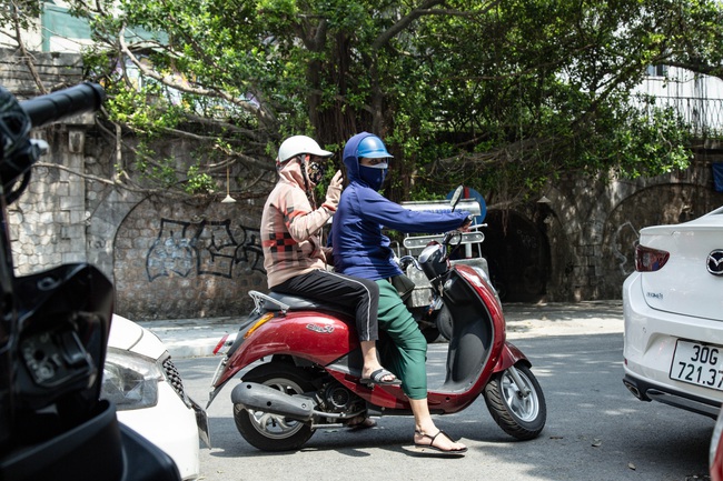 Hà Nội: Hàng quán bún phở mở lại, khách khứa tấp nập trong ngày đầu "ra quân" - Ảnh 18. Hà Nội: Hàng quán bún phở mở lại, khách khứa tấp nập trong ngày đầu "ra quân" - Ảnh 18.