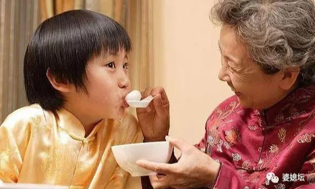 Phát ngôn của nữ tiến sĩ đại học Thanh Hoa gây tranh cãi: Không đẻ con để phụng dưỡng tuổi già, giao con cho ông bà chăm là vô trách nhiệm - Ảnh 4.