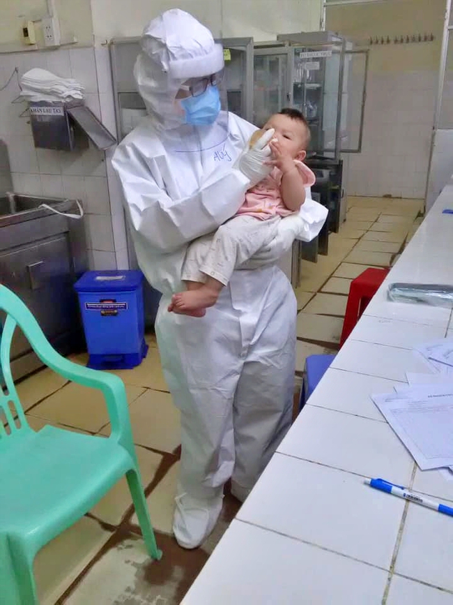 Xúc động nữ bác sĩ vắt sữa của mình cho bé đang điều trị COVID-19 bú vì mẹ ruột suy hô hấp nặng - Ảnh 3. Xúc động nữ bác sĩ vắt sữa của mình cho bé đang điều trị COVID-19 bú vì mẹ ruột suy hô hấp nặng - Ảnh 3.