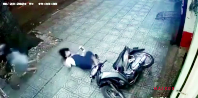 Khoảnh khắc người phụ nữ &quot;tung cước&quot; đạp lộn nhào tên trộm xe máy nhanh như phim hành động - Ảnh 3.