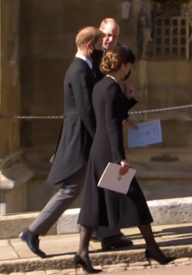 Sự thật chua chát phía sau khoảnh khắc Harry cùng vợ chồng Công nương Kate trò chuyện sau đám tang Hoàng tế Philip - Ảnh 2.