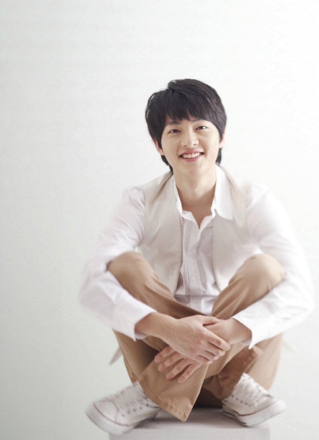 Loạt ảnh Song Joong Ki trên bìa tạp chí trường đại học danh giá nhất Hàn Quốc gây sốt, quả không hổ danh là sinh viên ưu tú - Ảnh 4.