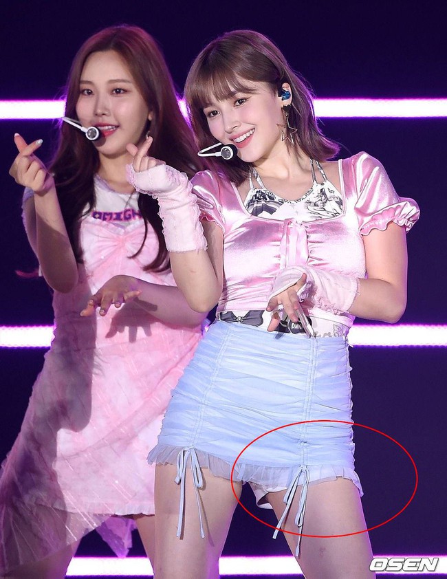 Nancy (MOMOLAND) để lộ quần bảo hộ trên sân khấu vì diện váy quá ngắn, bị netizen Hàn chửi bới? - Ảnh 2. Nancy (MOMOLAND) để lộ quần bảo hộ trên sân khấu vì diện váy quá ngắn, bị netizen Hàn chửi bới? - Ảnh 2.